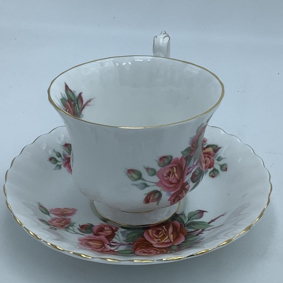 Vintage 1967 Royal Albert England Centennial Rose Bone China Teacup and Saucer - Picture 6 of 12